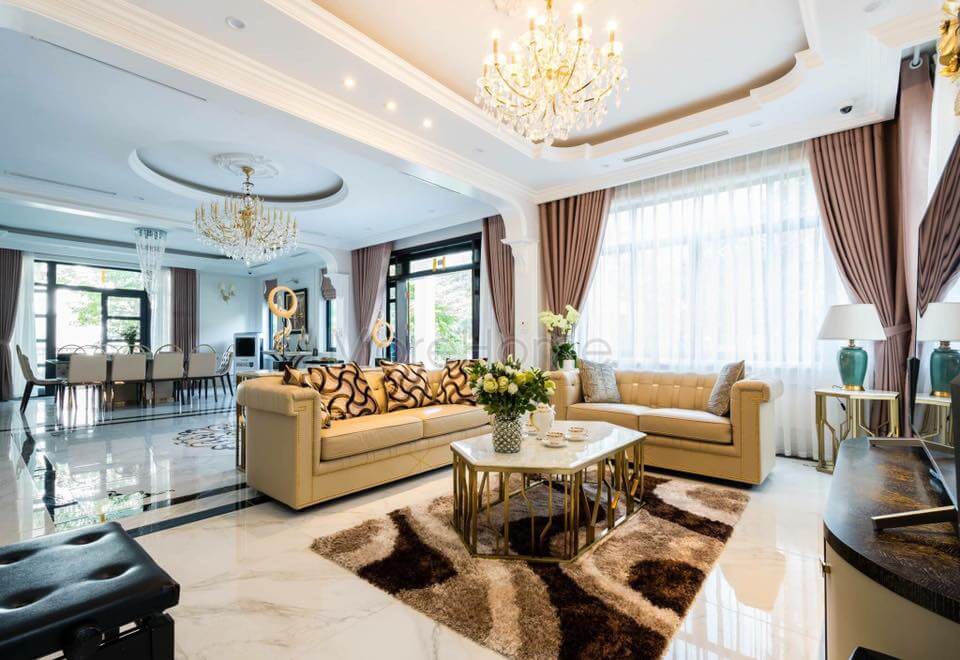 Lối sử dụng áp inox mạ vàng lên chi tiết sofa giúp giữ nguyên vẹn sofa lại đem tới vẻ đẹp tinh tế của trọn sản phẩm Thiết kế phòng khách biệt thự