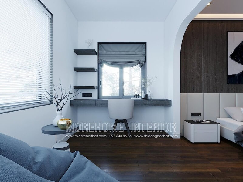 Bàn làm việc vân gỗ óc chó được bố trí cạnh cửa sổ giúp không gian làm việc luôn được thông thoáng. Thiết kế nội thất phòng ngủ biệt thự